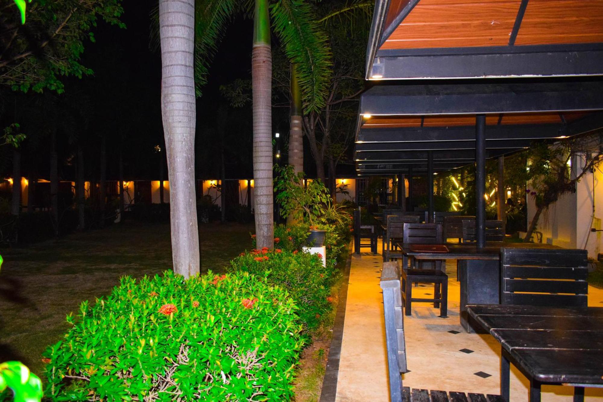 Hotel Green Garden Trincomalee Exteriör bild