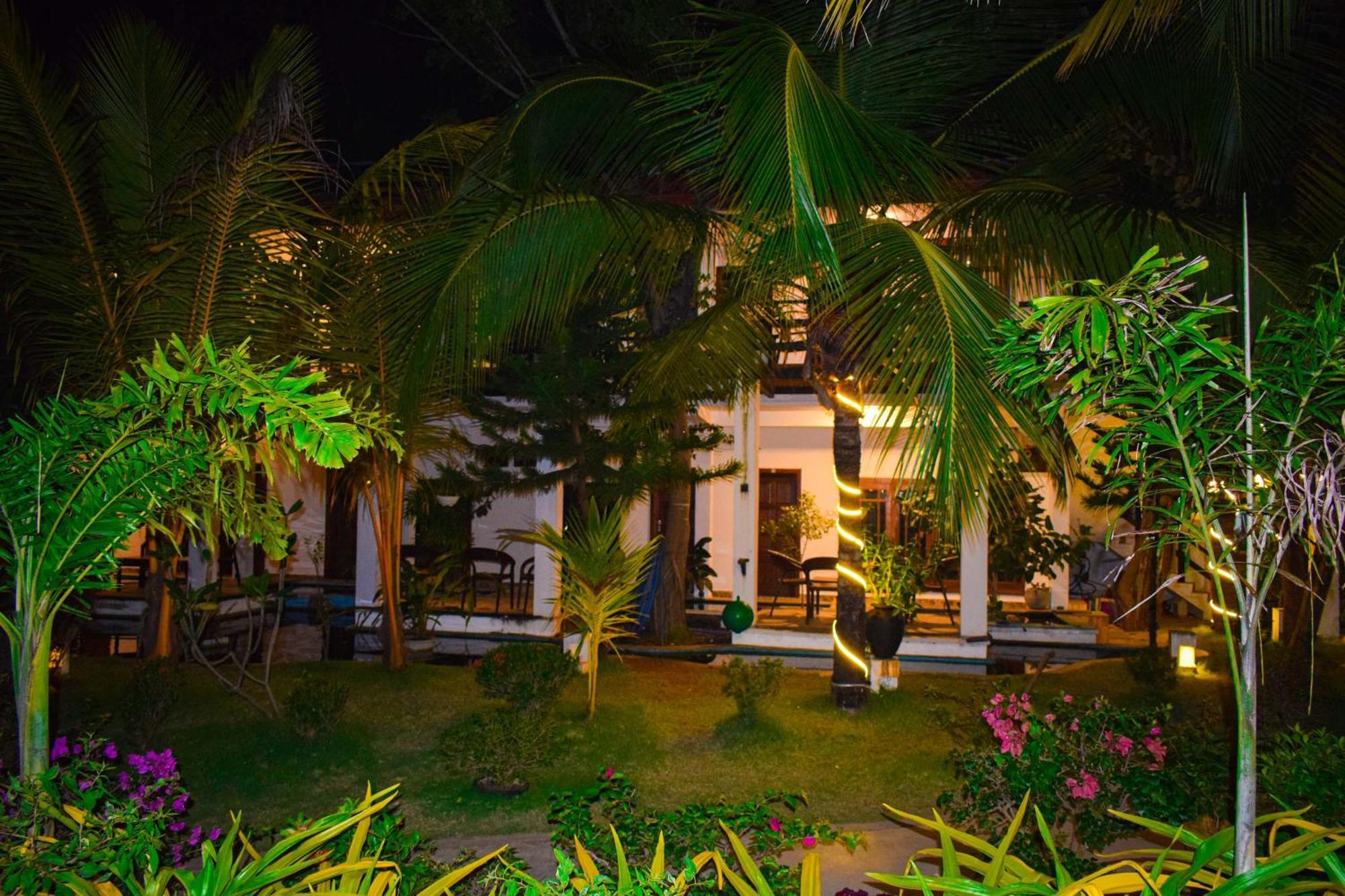 Hotel Green Garden Trincomalee Exteriör bild