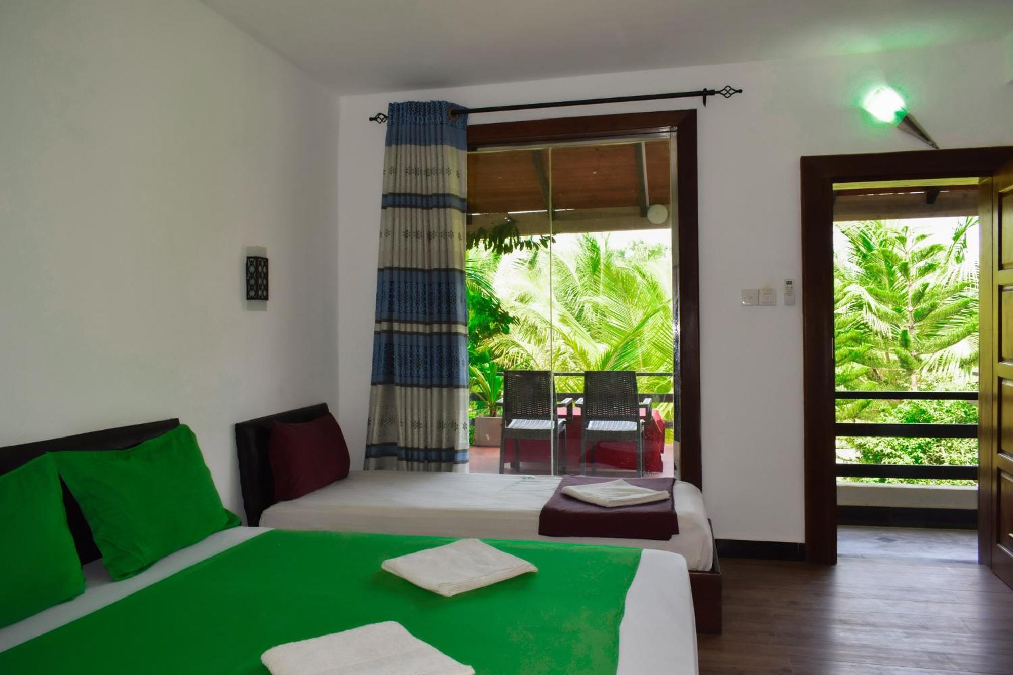 Hotel Green Garden Trincomalee Exteriör bild